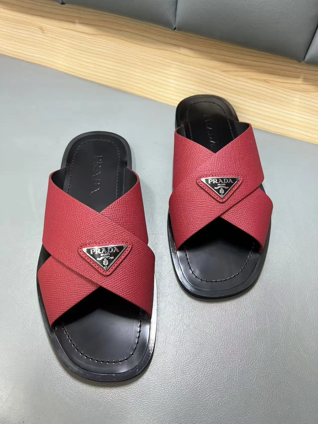 340💰PRADA Prada’s latest slippers are synchronized with the official website. This slipper is made of the brand’s unique and iconic Saffiano leather. The brand logo jumps out from the double straps, and the brand style is clearly visible. Cowhide gives men elegant charm and functional design, making it an ideal choice for vacation and leisure. Size:38-45